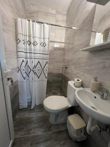y baño con aseo y lavamanos. en Royal Stars Apartments, en Strumica