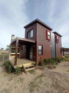 ein Haus mit einer Terrasse am Strand in der Unterkunft Casas frente a la Playa in La Paloma