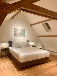 イーペルにあるGîte de Lombard 2のベッドルーム1室(屋根裏部屋に大型ベッド1台付) +25枚の写真