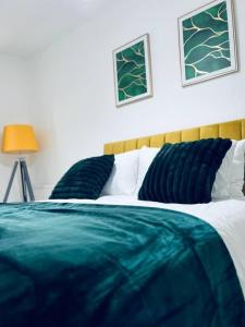 uma cama com duas almofadas azuis em cima em Immaculate 3-Bed House in Chatham em Chatham