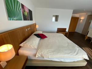 Un pat sau paturi într-o cameră la Businesshotel Lux