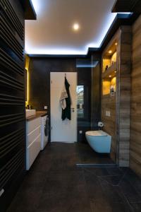 a bathroom with a tub and a toilet and a sink at Ruhiges & luxuriöses Business Apartment im Zentrum in Chemnitz