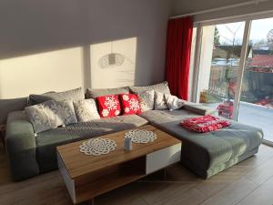 ein Wohnzimmer mit einem Sofa und einem Couchtisch in der Unterkunft Apartament Górska Fantazja in Ustroń