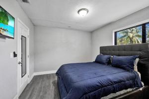 En eller flere senge i et værelse på Newly renovated/Near Sunny isles beach/fre-parking