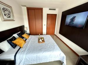 Postel nebo postele na pokoji v ubytování Ecusuites Mall del Sol Premium 96Parking-Airport + 37 fotografií