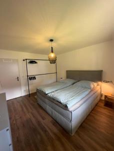 ein Schlafzimmer mit einem Bett in einem Zimmer in der Unterkunft Ferienwohnung Bergrausch in Kreuth