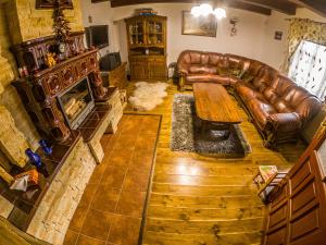 an overhead view of a living room with a leather couch at Chata Mojer in Ždiar