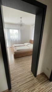 Blick auf ein Schlafzimmer mit einem Bett und einem Spiegel in der Unterkunft Ferienwohnung Fink in Berlin