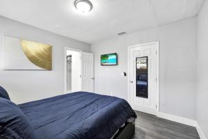 En eller flere senge i et værelse på Newly renovated/Near Sunny isles beach/fre-parking
