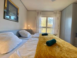 Tempat tidur dalam kamar di Idyllisches Ansbacher Apartment 1 Stock mit Aufzug