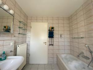 Salle de bains dans l'établissement Idyllisches Ansbacher Apartment 1 Stock mit Aufzug 30 autres photos