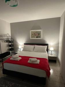 ein Schlafzimmer mit einem Bett mit zwei Handtüchern darauf in der Unterkunft Isabel's House 2 in Arco