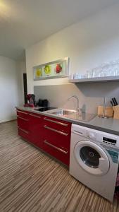 a kitchen with a washing machine and a sink at Ferienwohnung Fink in Berlin