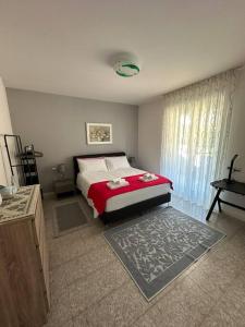 ein Schlafzimmer mit einem Bett mit einer roten Decke in der Unterkunft Isabel's House 2 in Arco