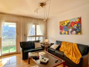 un soggiorno con divano e tavolo di Idyllisches Ansbacher Apartment 1 Stock mit Aufzug ad Ansbach