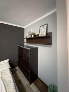 sypialnia z czarną szafką i białą ścianą w obiekcie Kwadrat B&B Jałowego w mieście Rzeszów