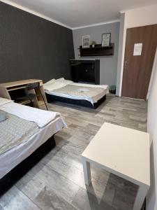 Posteľ alebo postele v izbe v ubytovaní Kwadrat B&B Jałowego
