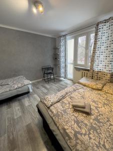 sypialnia z dużym łóżkiem i oknem w obiekcie Kwadrat B&B Jałowego w mieście Rzeszów