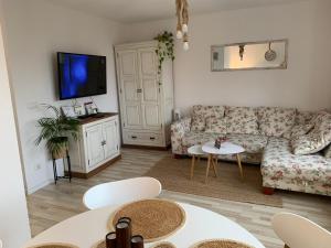 - un salon avec un canapé et une télévision dans l'établissement Widok Zamku o poranku, à Malbork
