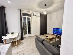 Televízia a/alebo spoločenská miestnosť v ubytovaní Lumineux 2 pièces - centre-ville climatisé - netflix prime canal - bien placé