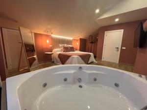Casal de pelaio في باريروس: حوض استحمام كبير في غرفة مع سرير
