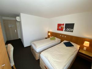 Un pat sau paturi într-o cameră la Businesshotel Lux
