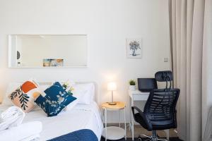 Cozy Studio 29th Floor, Bloom Towers Marina View客房内的一张或多张床位