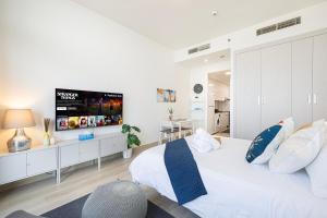 Cozy Studio 29th Floor, Bloom Towers Marina View的电视和/或娱乐中心