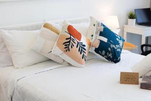 Cozy Studio 29th Floor, Bloom Towers Marina View客房内的一张或多张床位