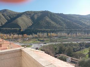una vista de una carretera con montañas en el fondo en Apartamento Urba Ruta del Veleta, en Cenes de la Vega
