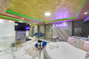 Habitación con cama y TV. en Hidden Gem Lt Properties Jaccuzi bath massage chair Superkingsize bed Parking available, en Luton