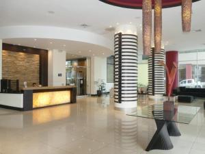 Lobby alebo recepcia v ubytovaní Ecusuites Mall del Sol Premium 96Parking-Airport