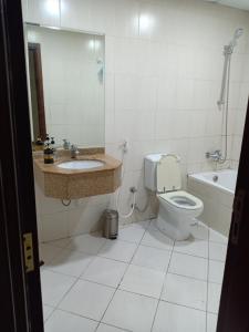 Foto sihtkohas Ajman  asuva majutusasutuse 22 R3 Luxury Room in a 4-bedroom apartment with private washroom outside the room ### 22 R3 غرفة فاخرة في شقة 4 غرف نوم مع حمام خاص خارج الغرفة ### galeriist
