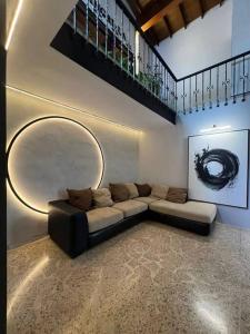 sala de estar con sofá y espejo grande en Luxury - Casa Shangri-la, en Medellín