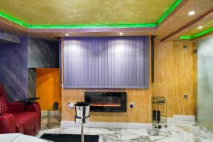 Posezení v ubytování Hidden Gem Lt Properties Jaccuzi bath massage chair Superkingsize bed Parking available