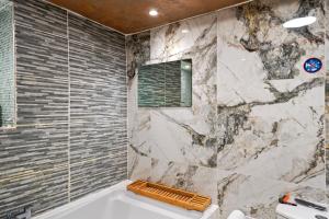 Koupelna v ubytování Hidden Gem Lt Properties Jaccuzi bath massage chair Superkingsize bed Parking available