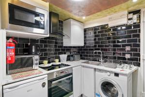 Kuchyň nebo kuchyňský kout v ubytování Hidden Gem Lt Properties Jaccuzi bath massage chair Superkingsize bed Parking available + 11 fotografií