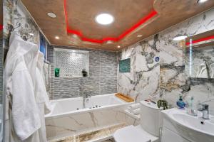 Koupelna v ubytování Hidden Gem Lt Properties Jaccuzi bath massage chair Superkingsize bed Parking available
