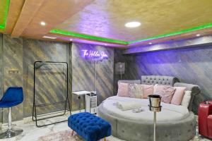 Posezení v ubytování Hidden Gem Lt Properties Jaccuzi bath massage chair Superkingsize bed Parking available