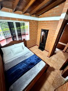 Giường trong phòng chung tại Casa de campo cerca a Medellín