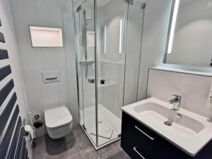 y baño con ducha, lavabo y aseo. en Komfortable 2-Zimmer-Ferienwohnung am Kurpark, en Bad Kreuznach