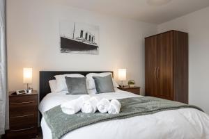 1 dormitorio con 1 cama grande y toallas. en Beautiful 4 Bed House in Manchester Free Parking en Mánchester