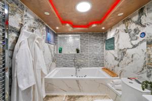 Koupelna v ubytování Hidden Gem Lt Properties Jaccuzi bath massage chair Superkingsize bed Parking available