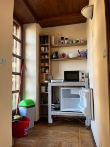 una cocina con mesa y microondas. en Appartamento, en Montiglio