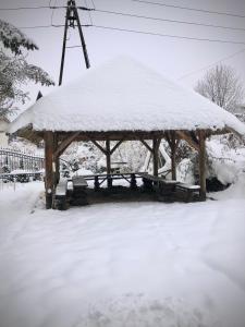 - un kiosque en bois recouvert de neige dans l'établissement BUKOLIKA, à Rajcza