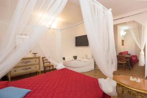Schlafzimmer mit einem Bett mit einer Badewanne und einem Waschbecken in der Unterkunft Podere Figlinelle in Starda