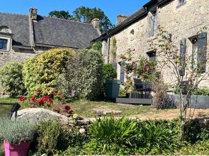 uma casa antiga com um jardim em frente em les demeures de Kerbosser em Ploeren