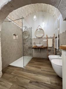Un baño con ducha, bañera y lavabo. en Maison Chloe Perla Blanche, en Martina Franca 20 fotos más