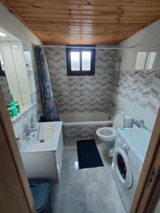 Ein Badezimmer in der Unterkunft Limassol House in City Centre
