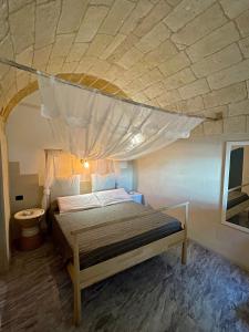 ウッジャーノ・ラ・キエーザにあるFiligusのベッドルーム1室(天井のベッド1台付)